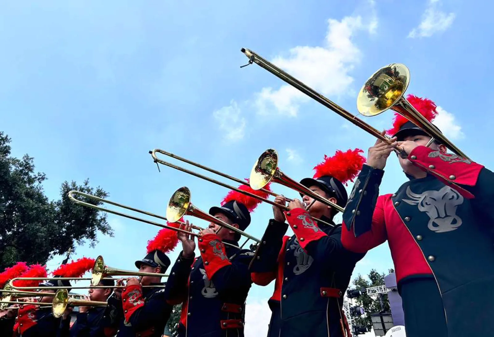 Sección de metales de Toros Marching Band