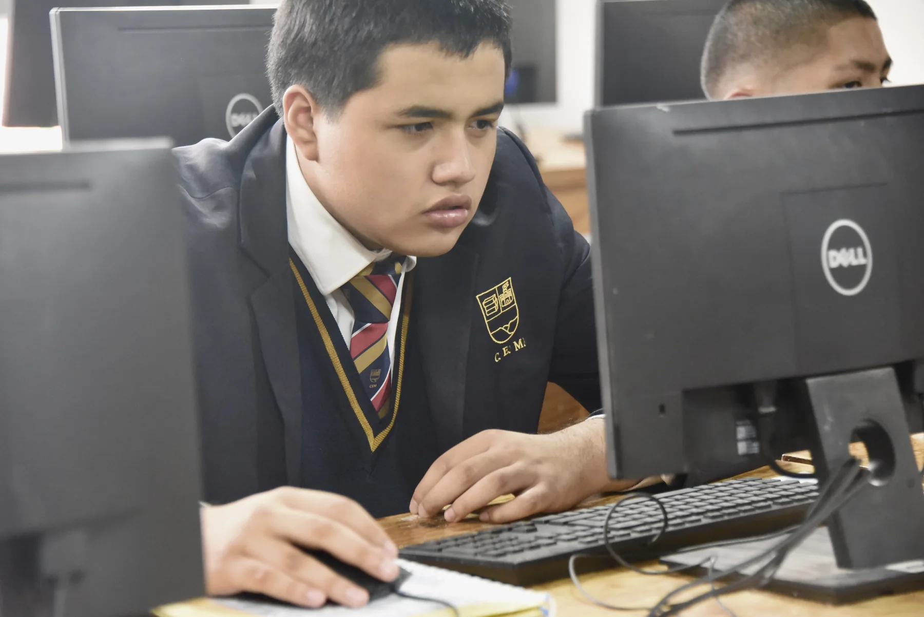 Alumno del Centro Escolar Mimiahuapan en laboratorio de cómputo