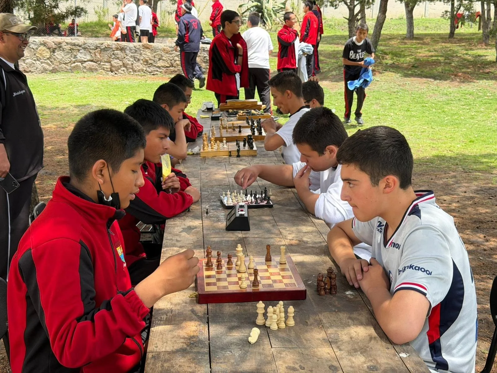 Alumnos participando en una actividad de ajedrez
