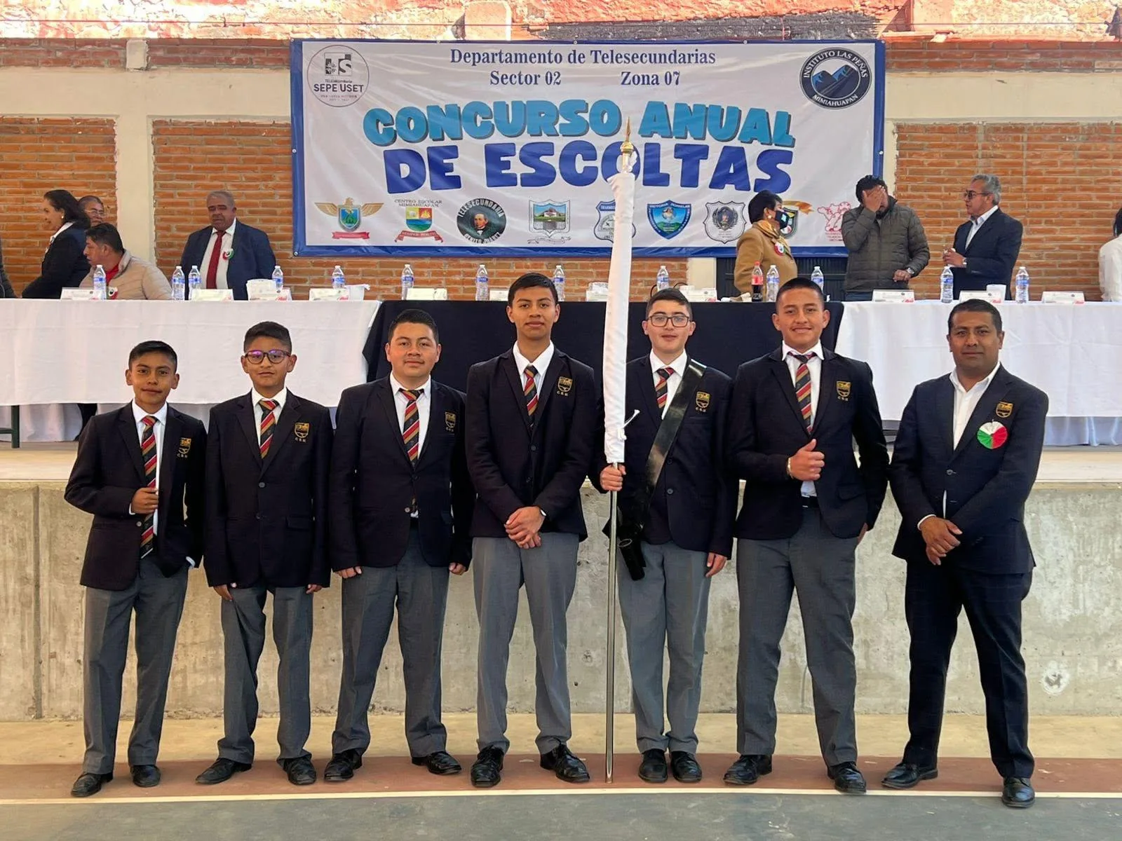 Alumnos en un concurso de escoltas
