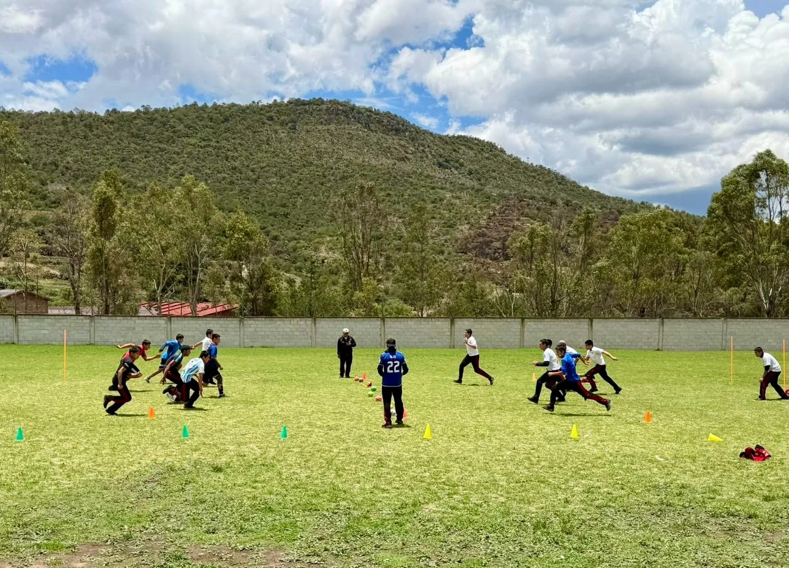 Alumnos durante un partido de fútbol