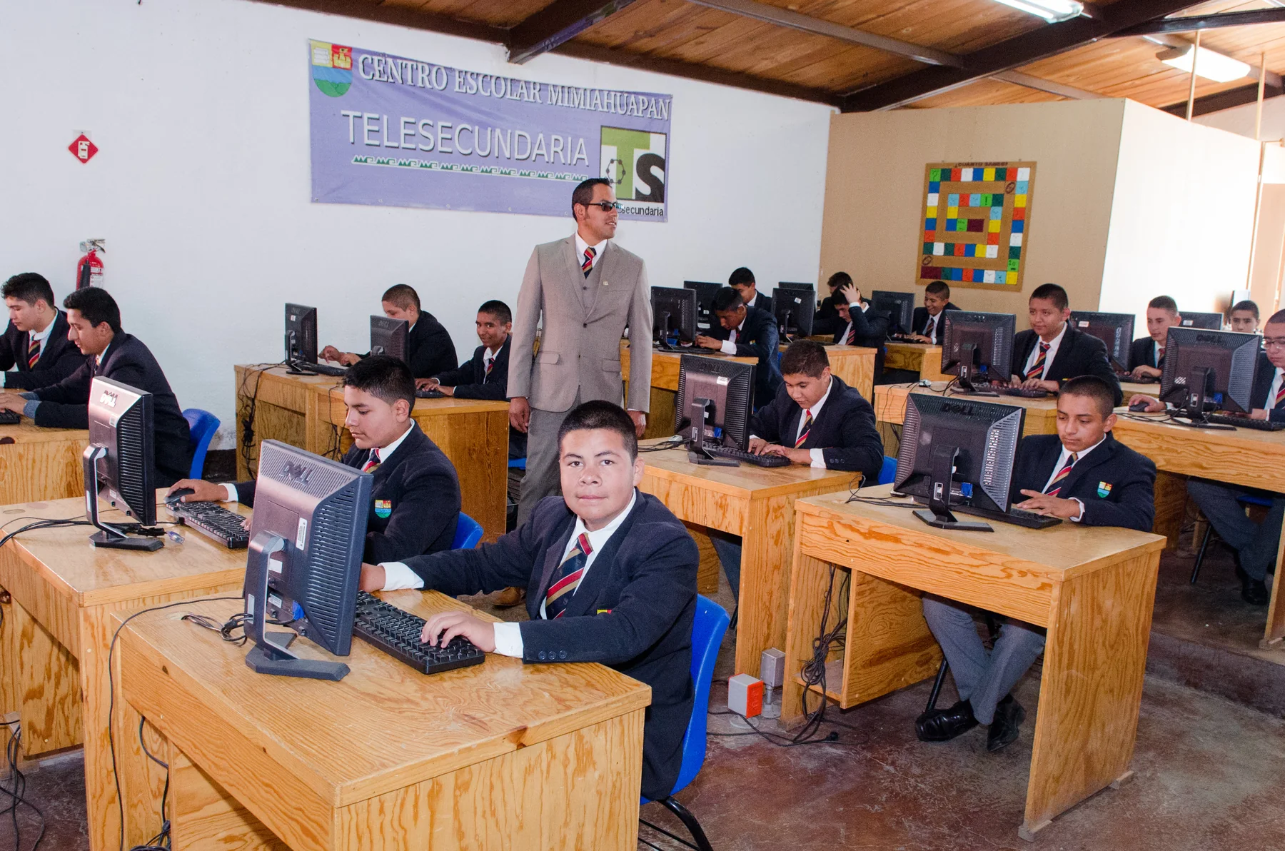 Alumnos trabajando con tecnología
