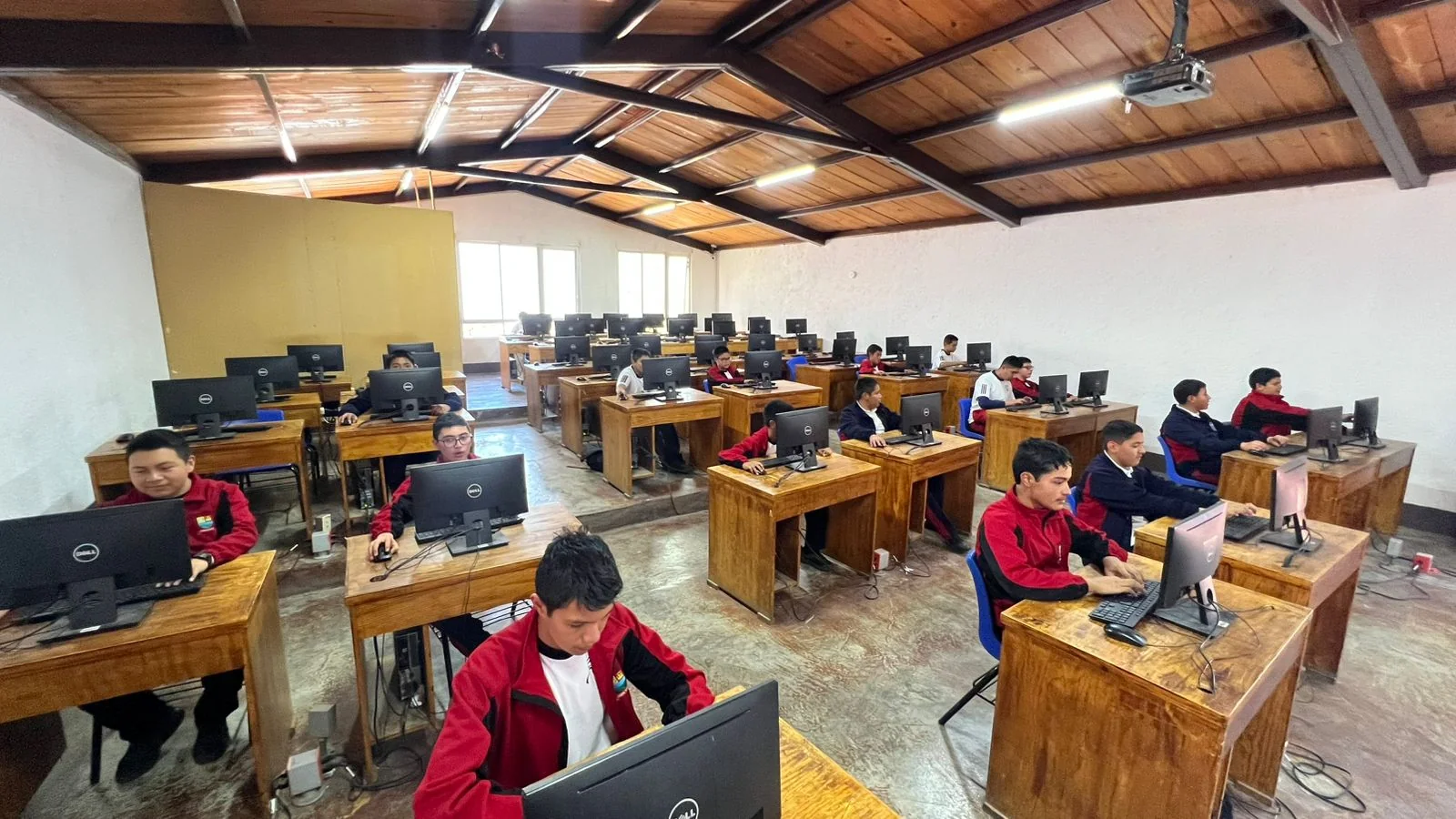 Alumnos de bachillerato en laboratorio de cómputo