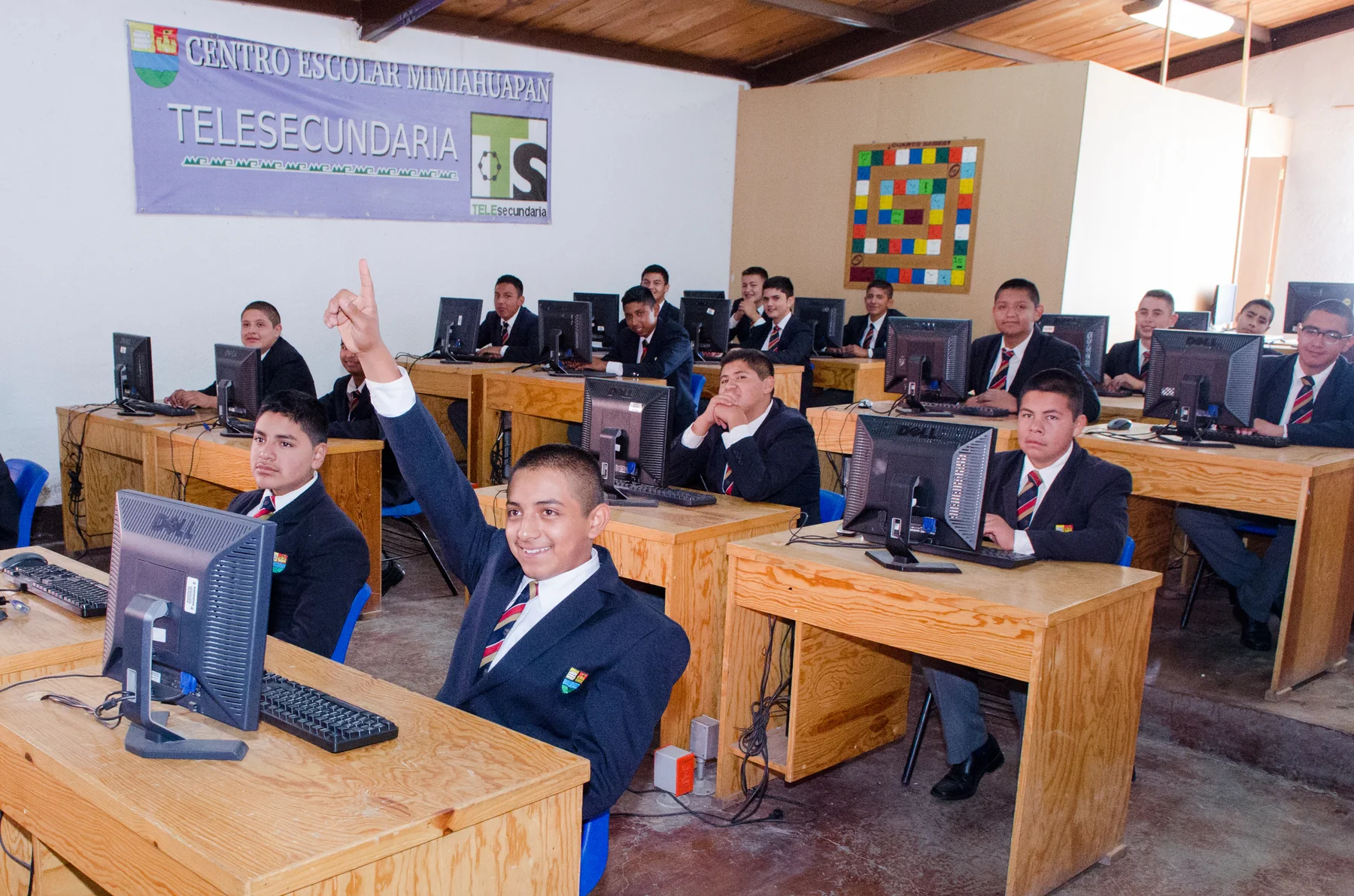 Alumnos de Telesecundaria en el aula de cómputo