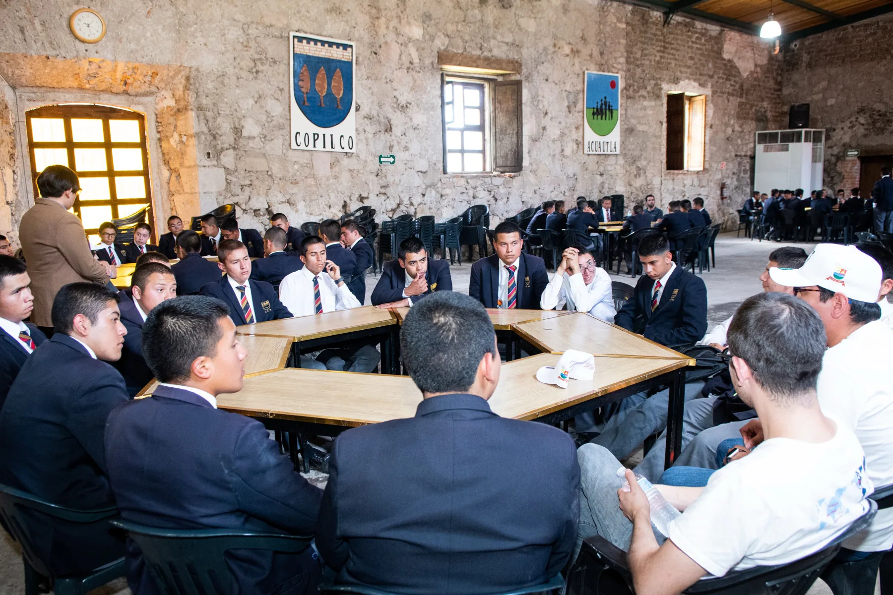 Alumnos trabajando en un laboratorio